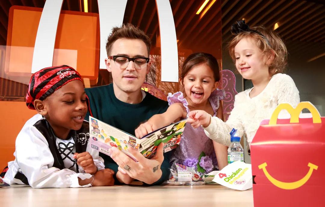 几个小孩偷超市食物,大人可以点麦当劳儿童套餐吗