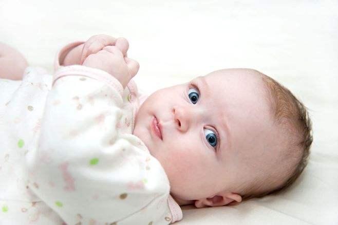 宝宝打挺后仰什么预兆,宝宝老是打挺是肌张力高吗