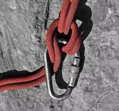 攀岩时的装备怎么弄,攀岩如果掉下去怎么办