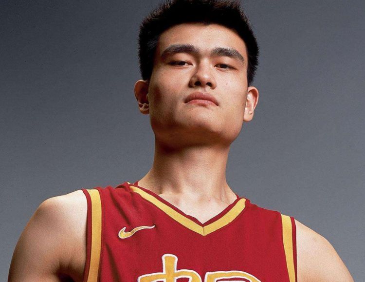 08年奥运会中国男篮朱芳雨集锦,朱芳雨和姚明3分球谁厉害