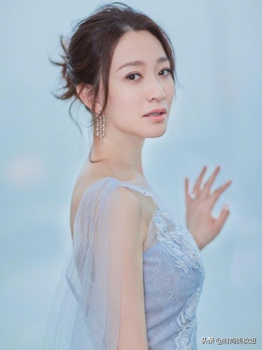 李小冉穿露肩连衣裙配盘发亮相,李小冉穿条纹衫高级感气质满满