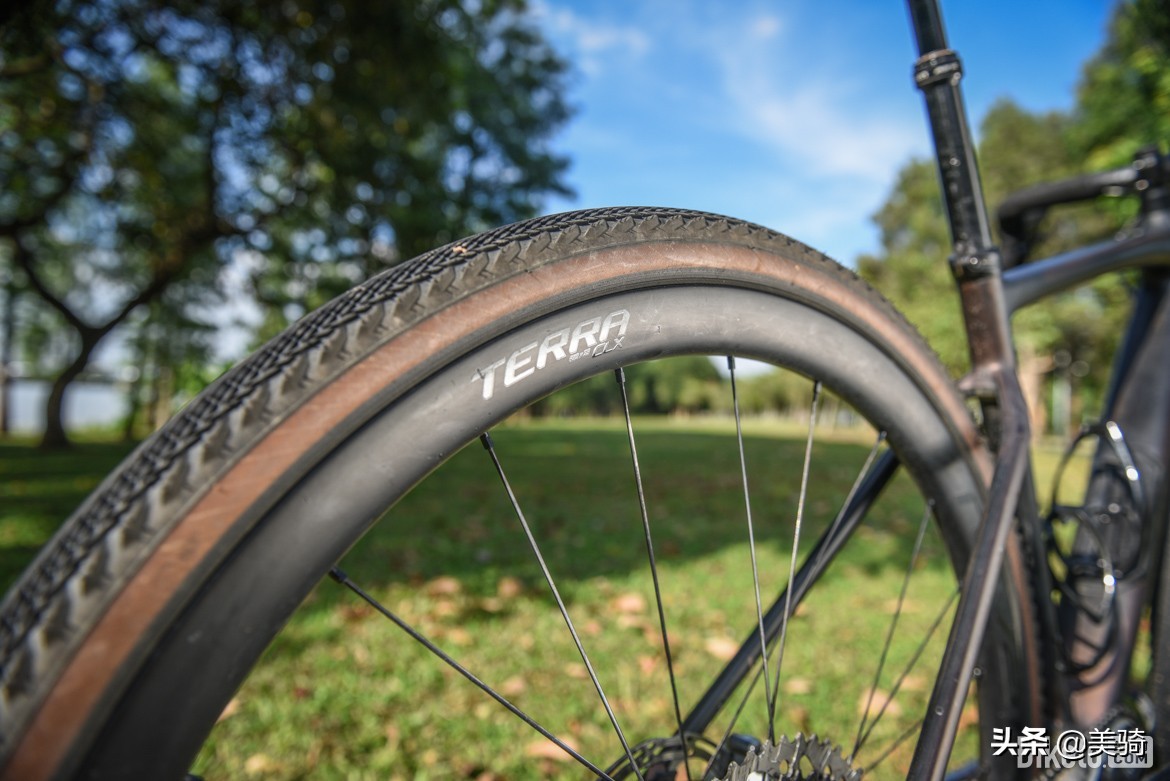 冒险砾石公路车评测,闪电公路车s-workssl7入门级