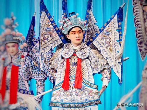 几个说相声挣钱吃饭的“俗人”，却深爱着阳春白雪的京剧艺术