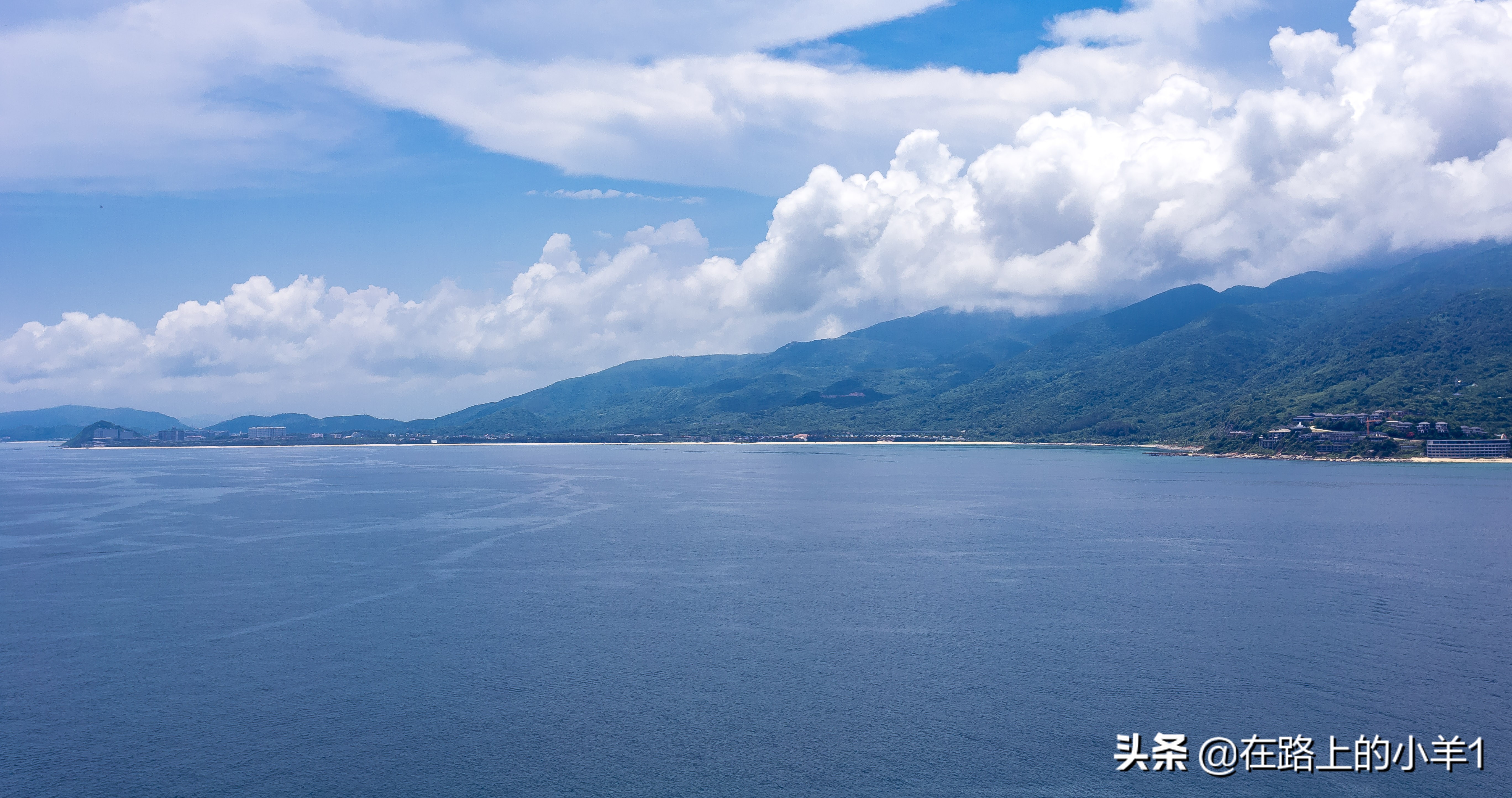 此地距离三亚仅23分钟车程,游客稀少环境清幽,真正的度假胜地