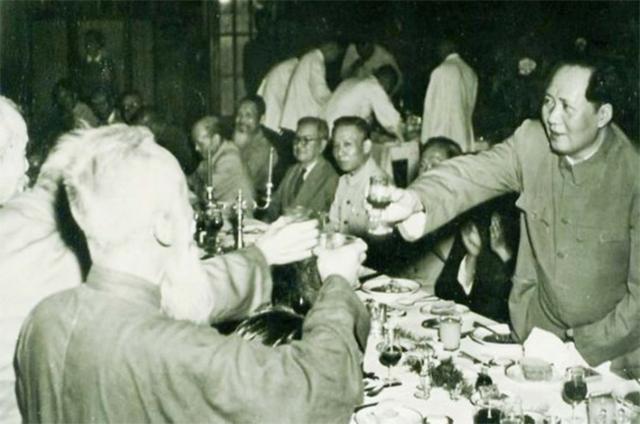 毛主席不登黄山之谜，张治中追悔莫及：我不该说不坐滑竿不行啊