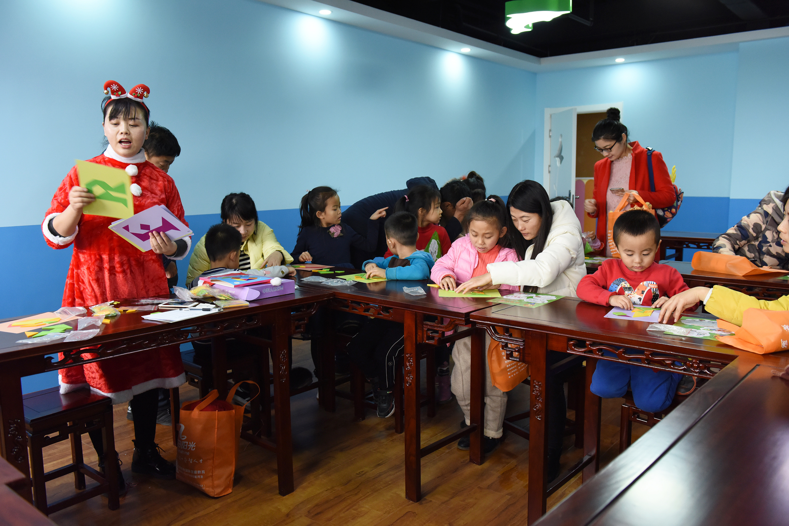 丰富多彩别开生面喜迎圣诞——贝贝亲子四周年粉丝节庆典活动记