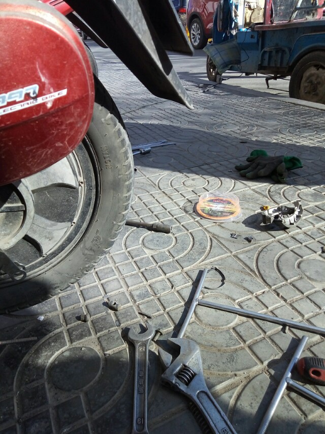 电三轮油刹刹车刹不住怎么办,电三轮刹车已经很紧了还是刹不住