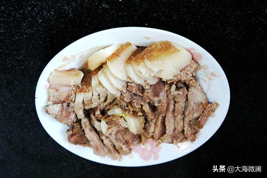 东北的杀猪菜竟然这么下饭,东北杀猪菜蘸的蒜泥怎么做