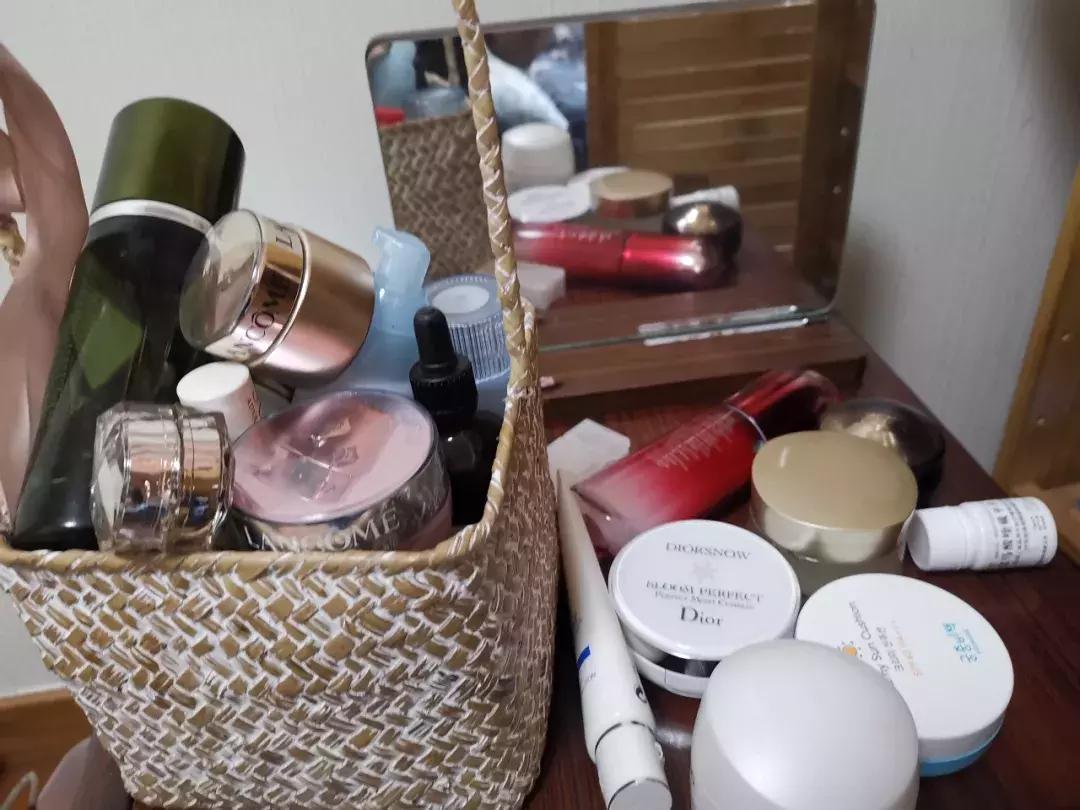 让我看看你的梳妆台吧，护肤品买大瓶+空瓶回购才是真爱