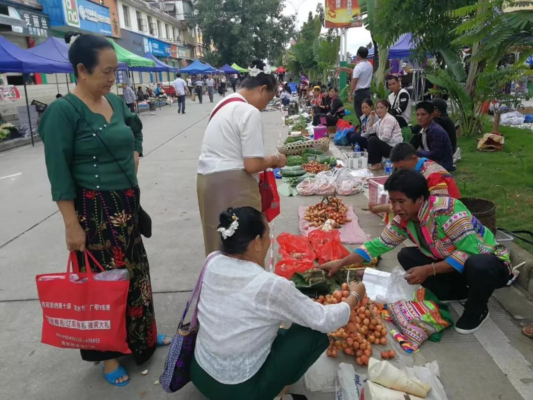 勐龙镇消费扶贫摊位回来啦！地摊经济搞起来
