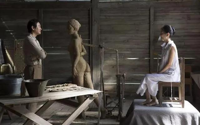 女子为艺术献身全裸出镜，身材火热