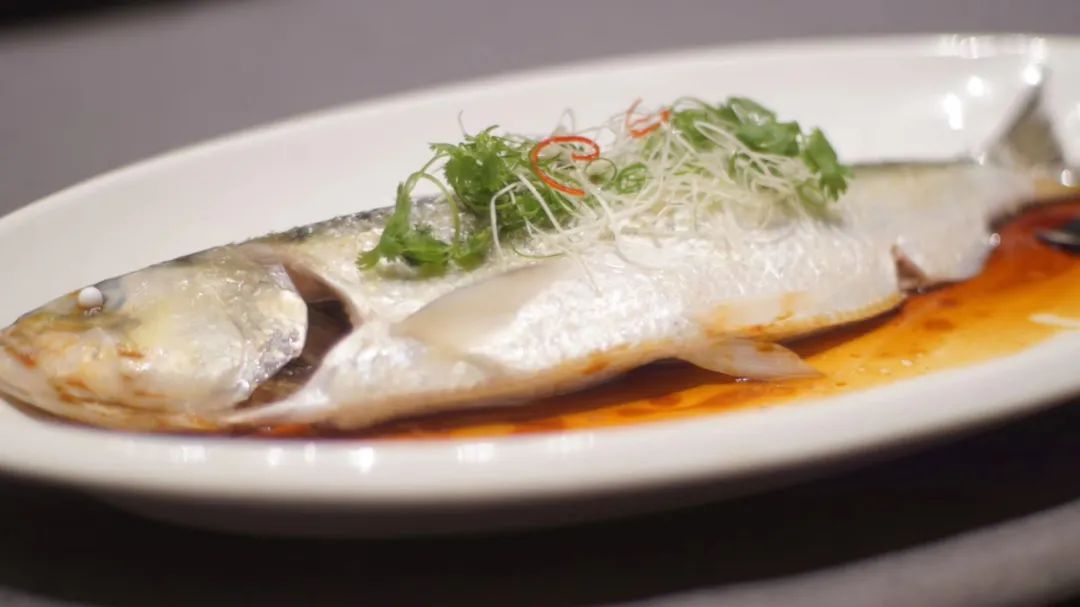 《*瓶金**梅》餐桌上的游龙戏凤