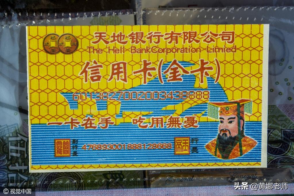 万圣节地铁扮鬼吓唬人,美女万圣节扮鬼吓唬人