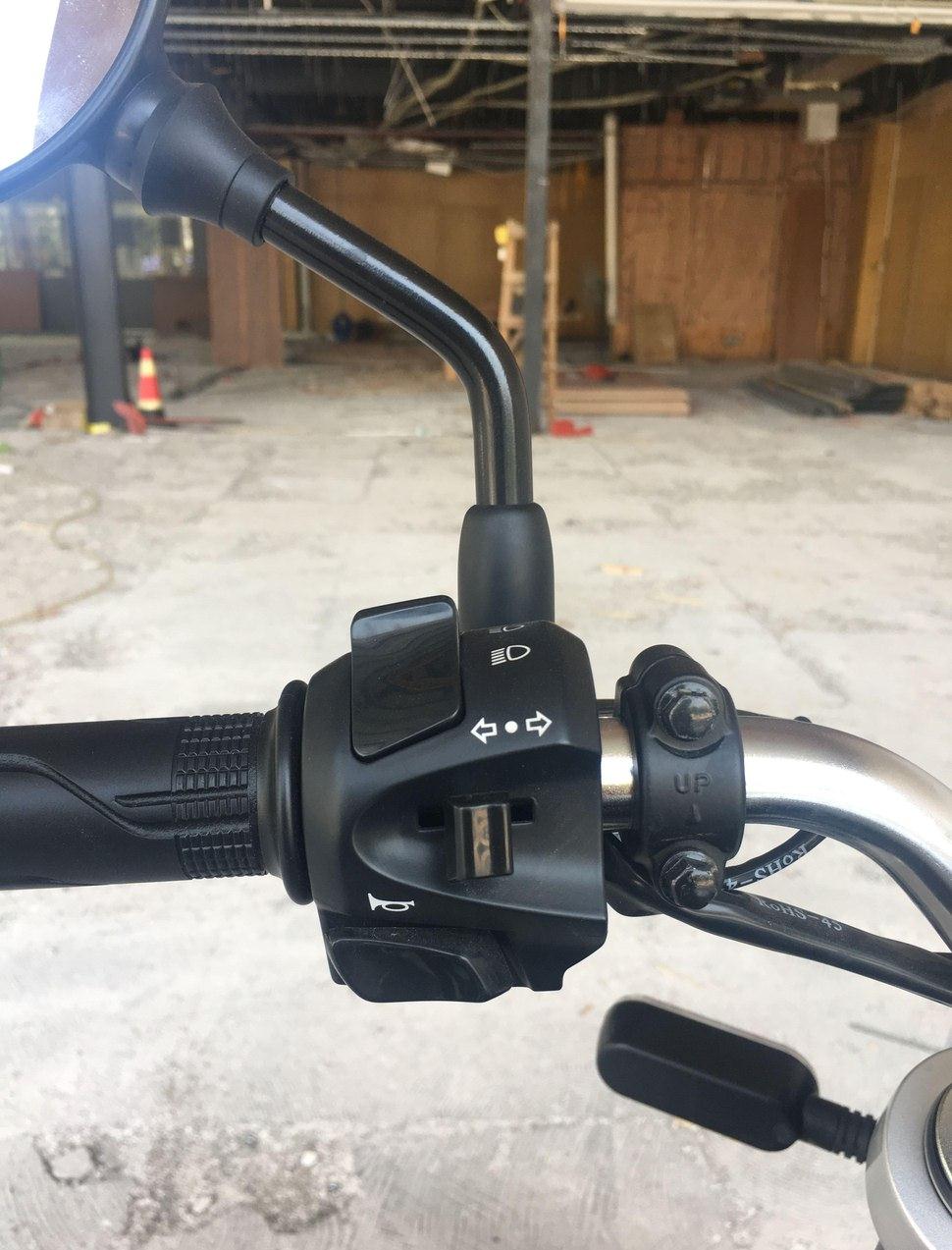 同事买了一辆日系车,同事买的摩托车