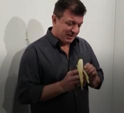 艺术家收巨款后交2幅空白画布,艺术家收巨款后交出2幅空白画布