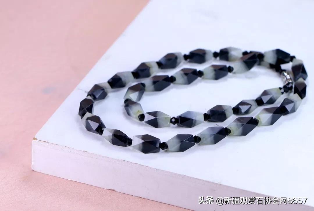 青花墨玉的意境美,青花玉有荧光点