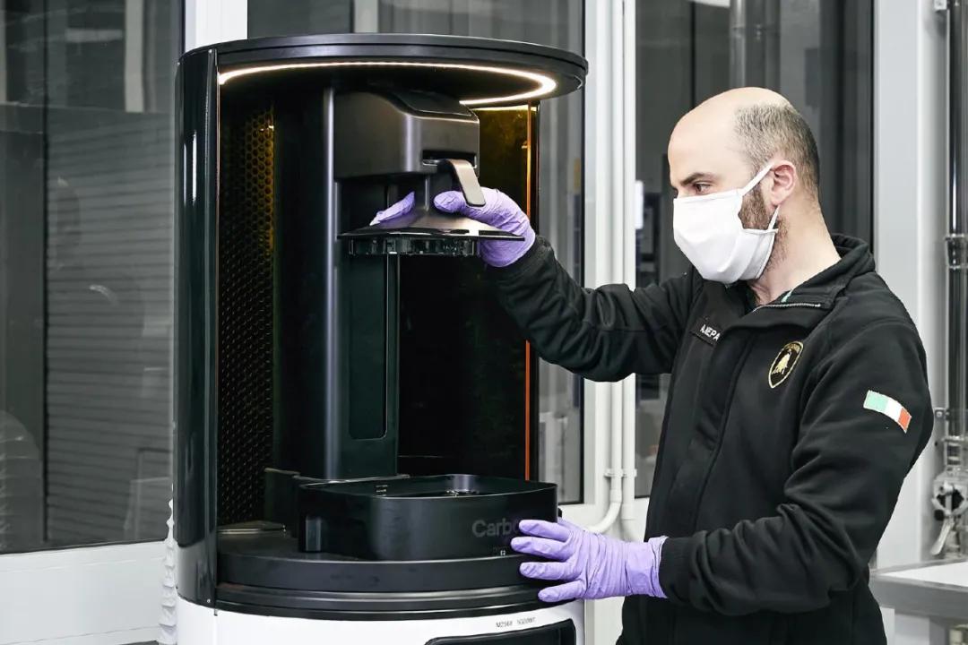 齐了！*博兰**基尼口罩、苹果面具、迪奥洗手液、戴森呼吸机……大牌跨界这样干