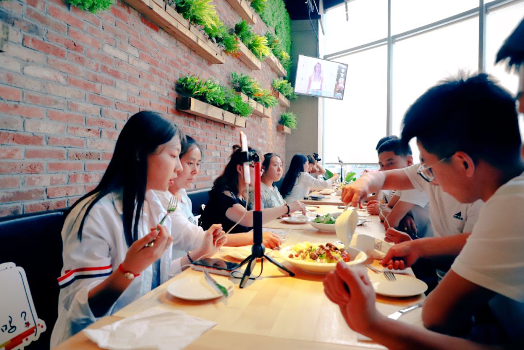 开心仪的车，吃德国美食，人生圆满不过如此！吉食到，开饭咯！