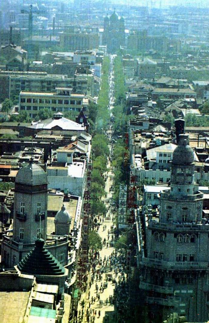 80年代滨江道创潮流奇迹，地摊日营业额4000块，一条时装裙上千元