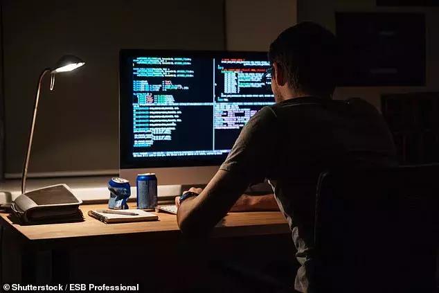 嘘！他们雇了几千人偷听你……