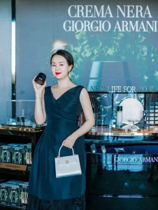 英国女王拿过的包包,英国伊丽莎白女王二世包包