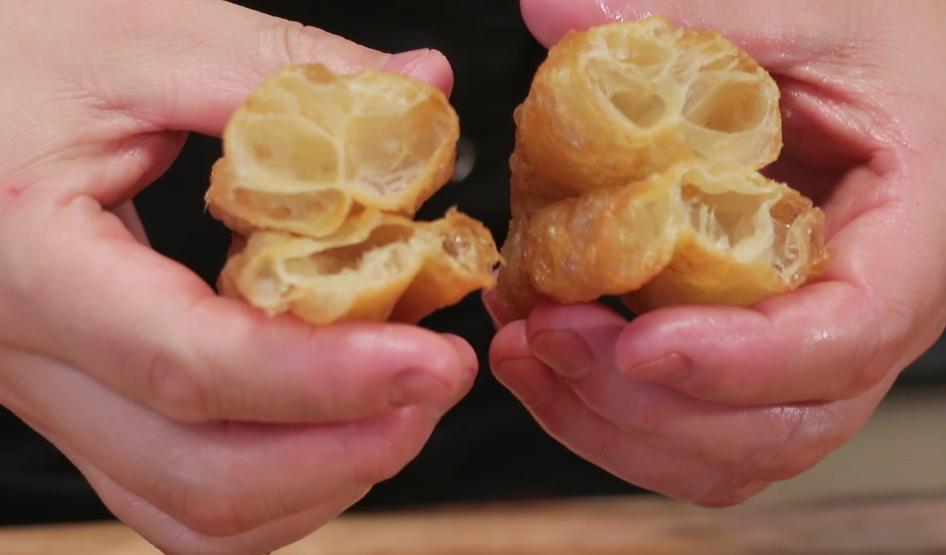 厨师长教你一个炸油条的方法,无矾油条配方及做法