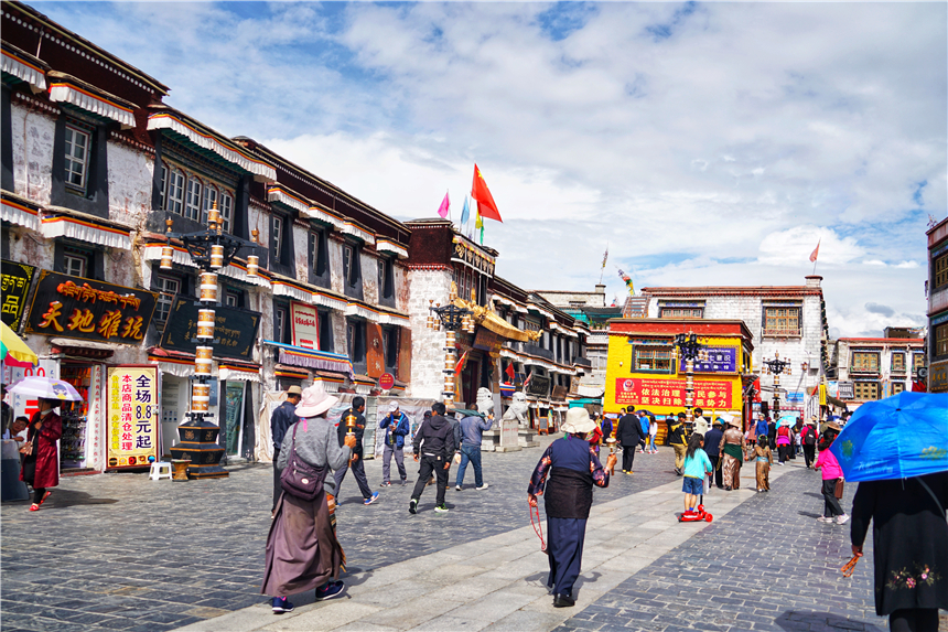 去拉萨旅游的步行街,突然想去拉萨的心情