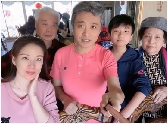 周炜是有白发了吗,46岁周炜满头白发