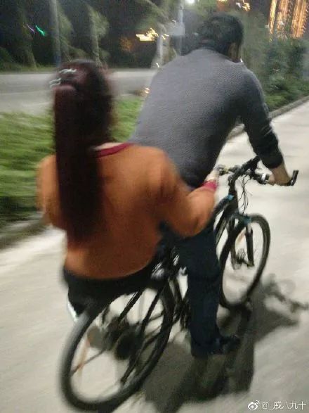 父母秀恩爱对子女的好处,父母特别秀恩爱的方式