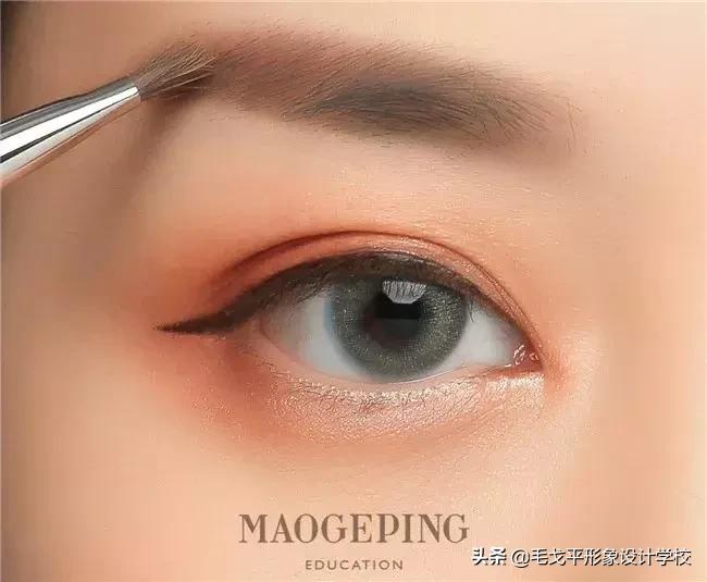 如何放大双眼眼妆效果,可以放大双眼十倍的眼妆