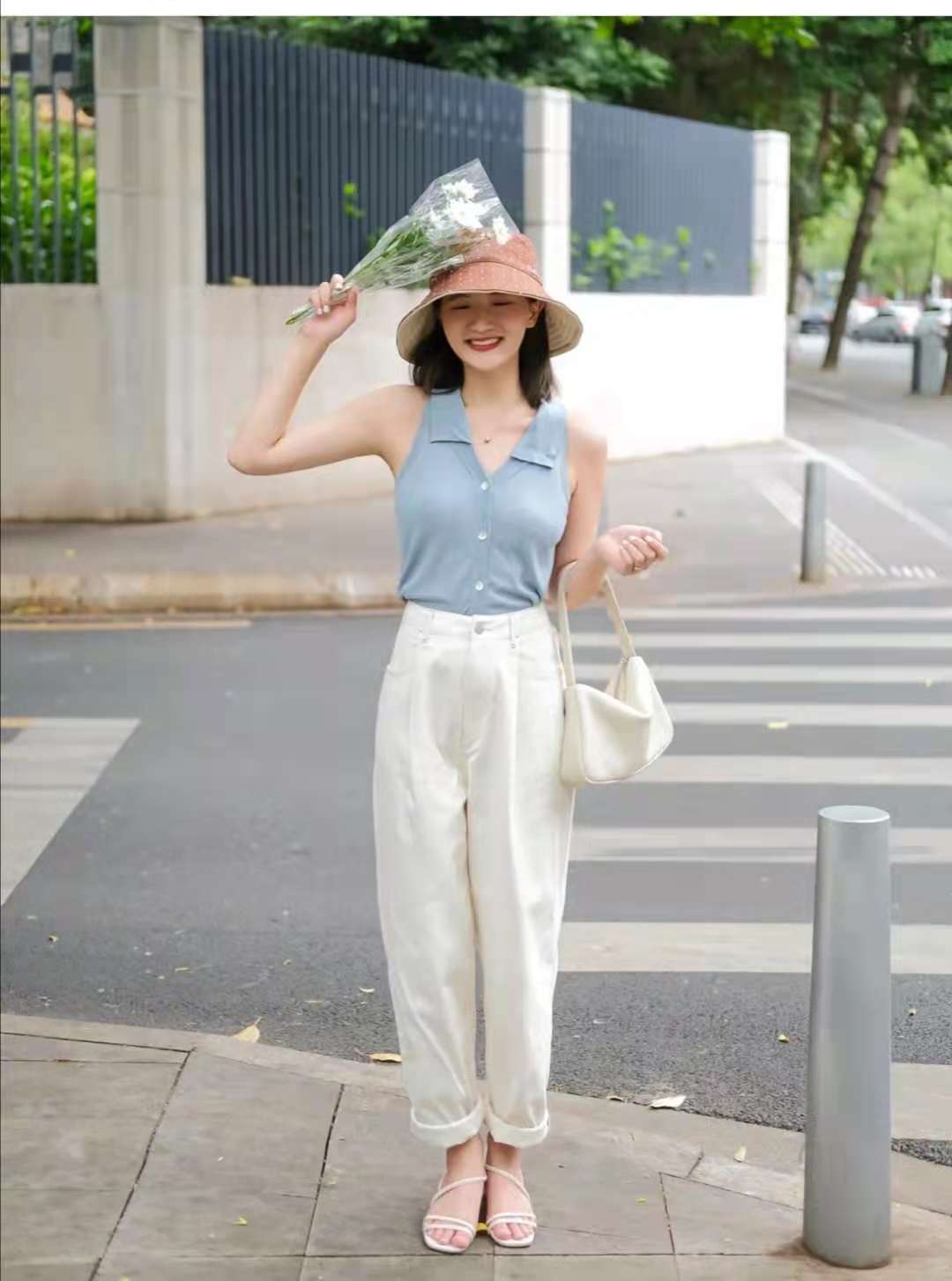 夏天米白色上衣配什么颜色裤子,白色小香风上衣搭配什么裤子好看