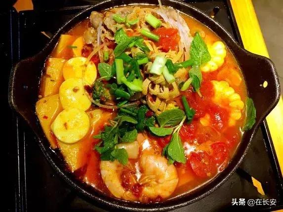 小火锅锅底有六种口味满足你,一桌小火锅