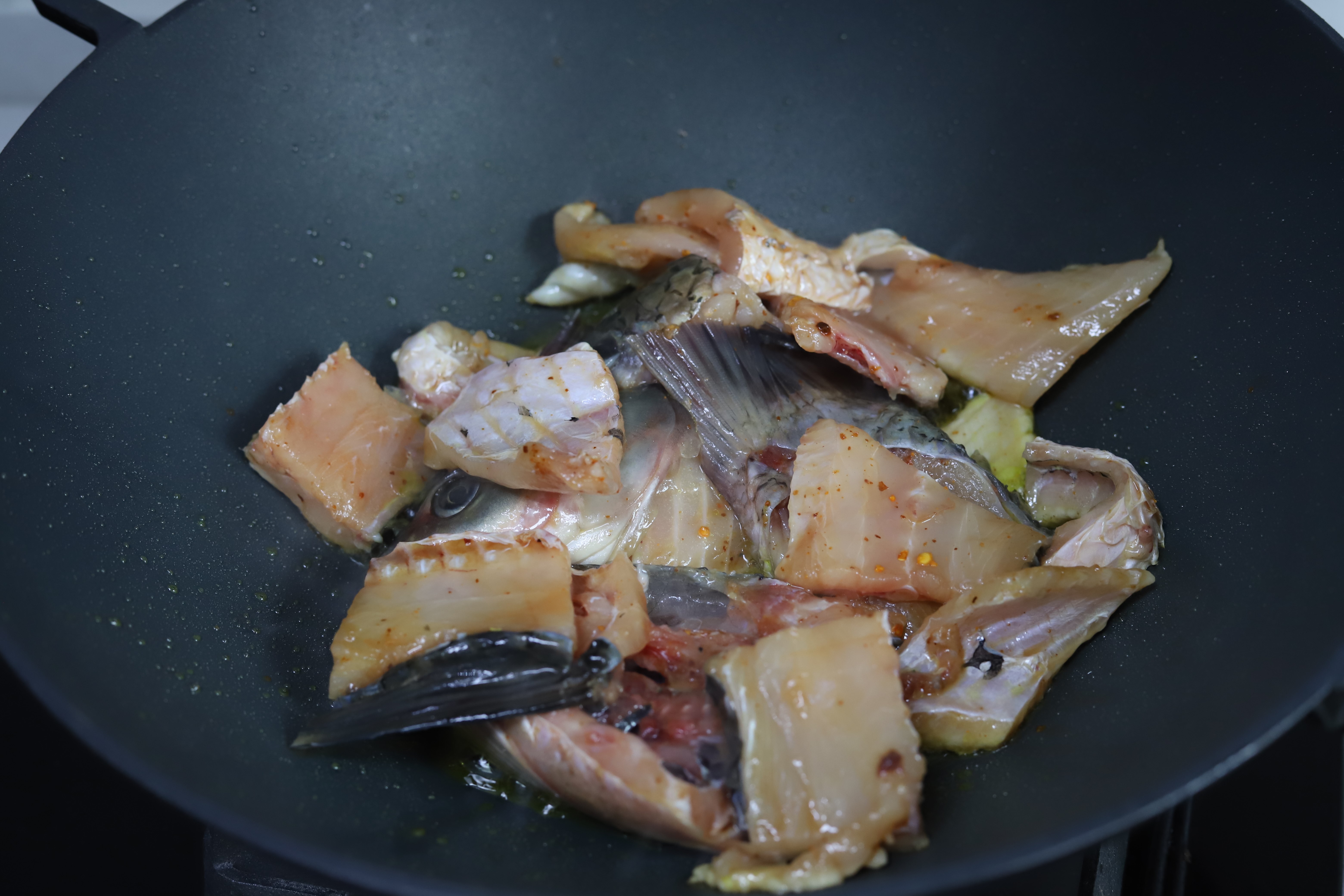 草鱼骨最好吃的做法,用草鱼骨头做了一碗菜香辣下饭