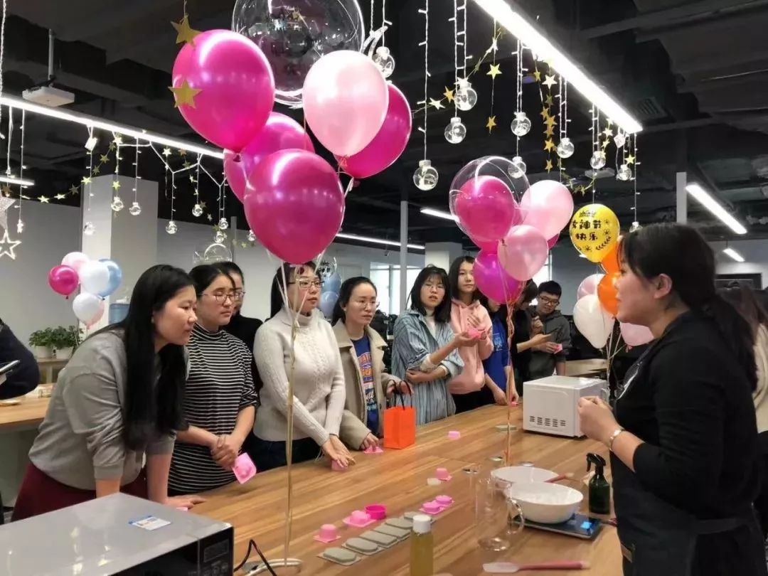 各司仙女节礼物大PK!阿里腾讯百度…谁家更戳你的心?