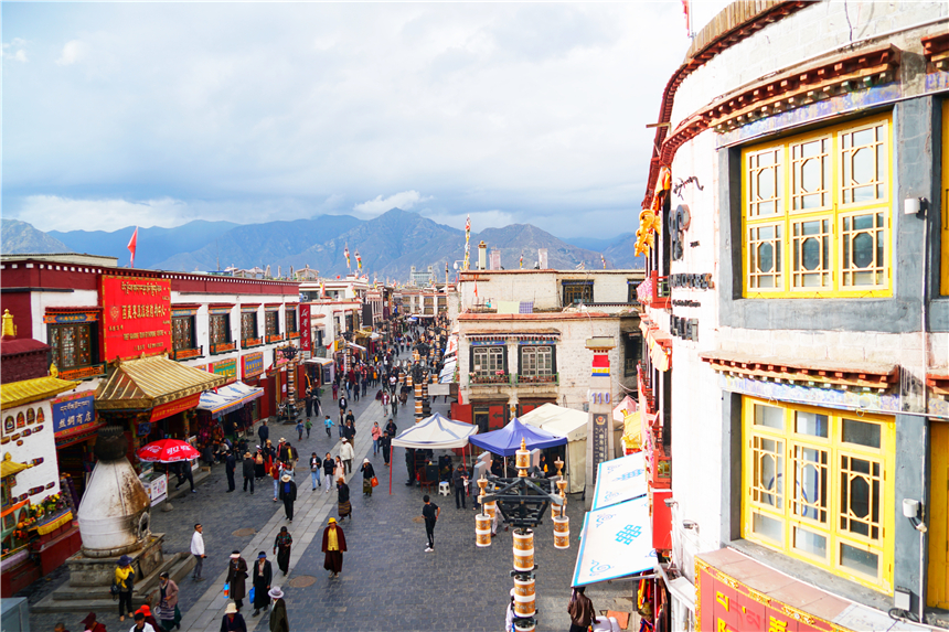去拉萨旅游的步行街,突然想去拉萨的心情