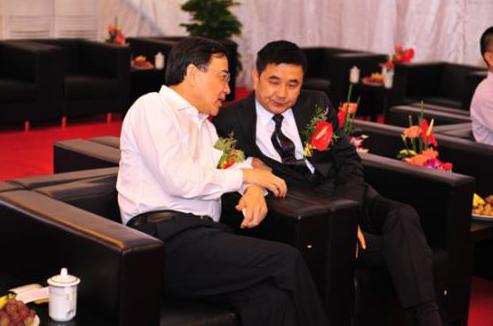 欠债800亿也不忘泡妞,豪掷1亿博美人一笑,父亲去世葬礼都不参加