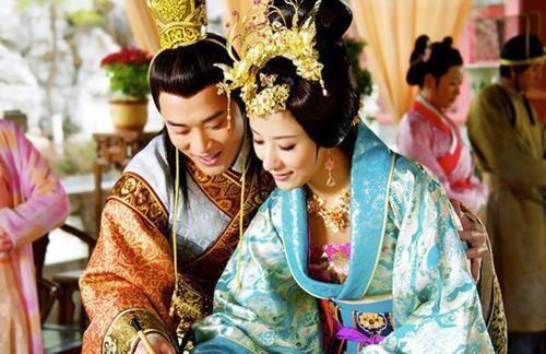 皇后打了年长的宠妃，皇帝大怒，皇后被废掉，后来却享受太后待遇