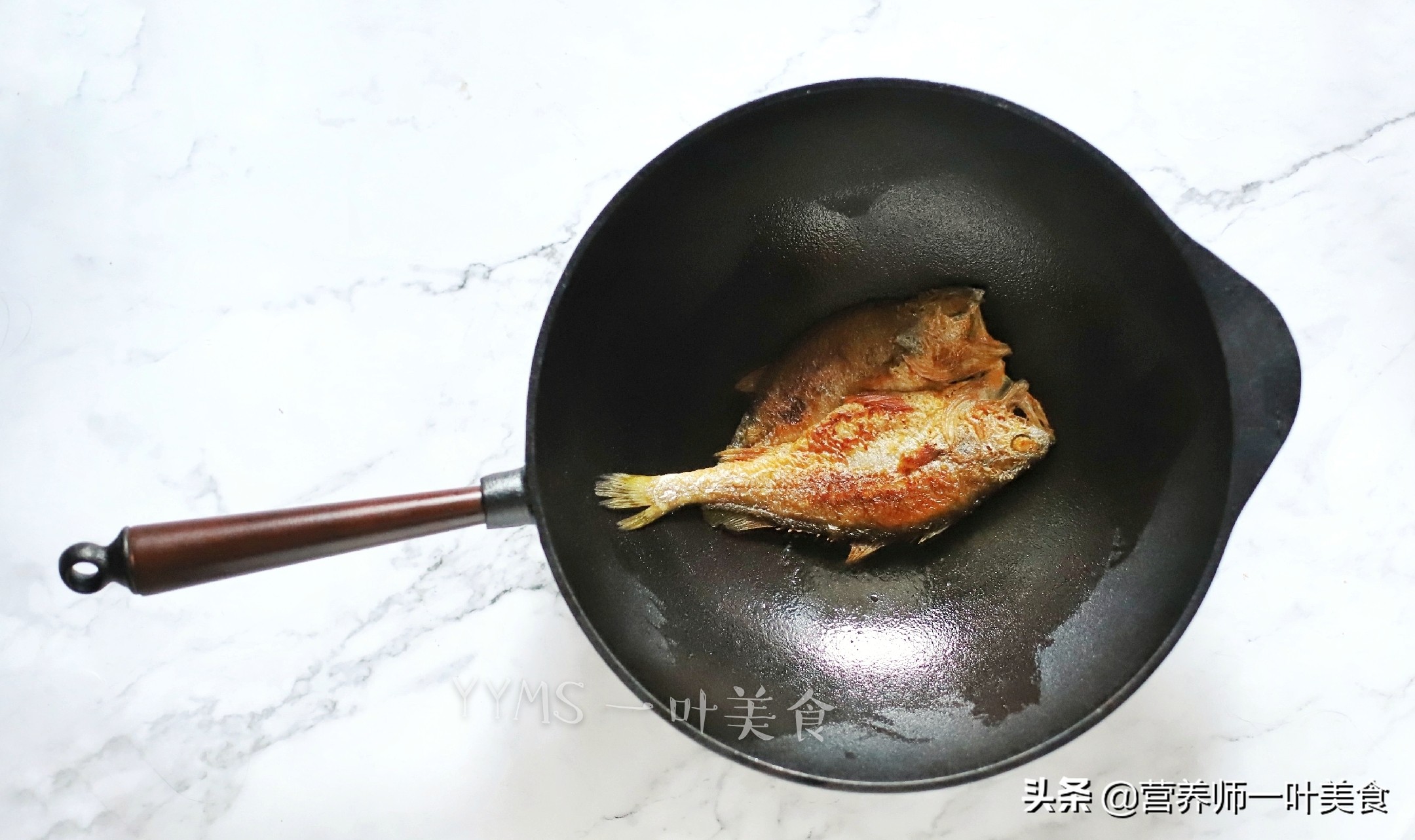 不粘平底煎铁锅开锅的正确方法,铁锅如何煎鱼不破皮视频