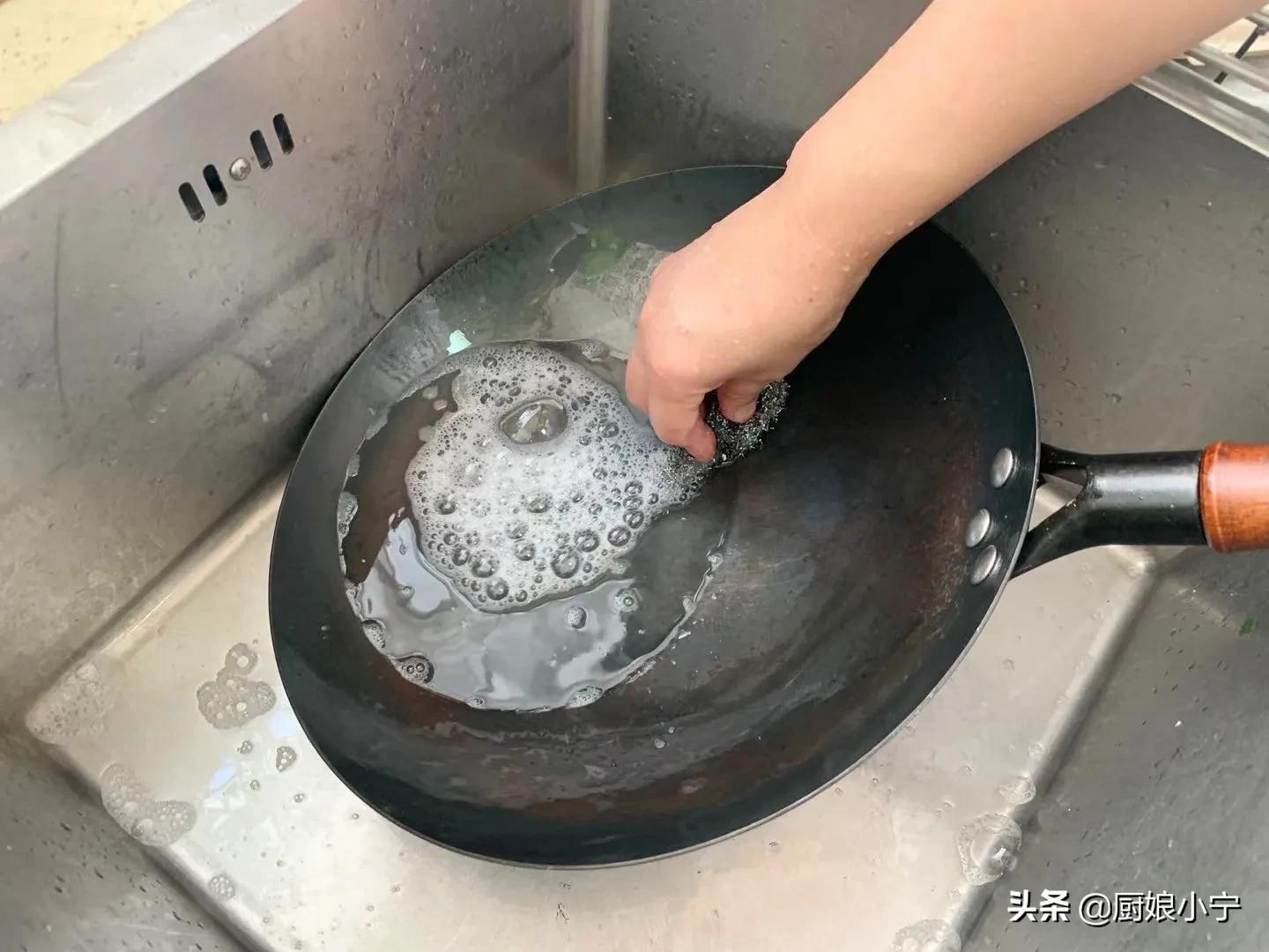 新买的铁锅千万别直接上油,新买铁锅开锅别直接用火烧