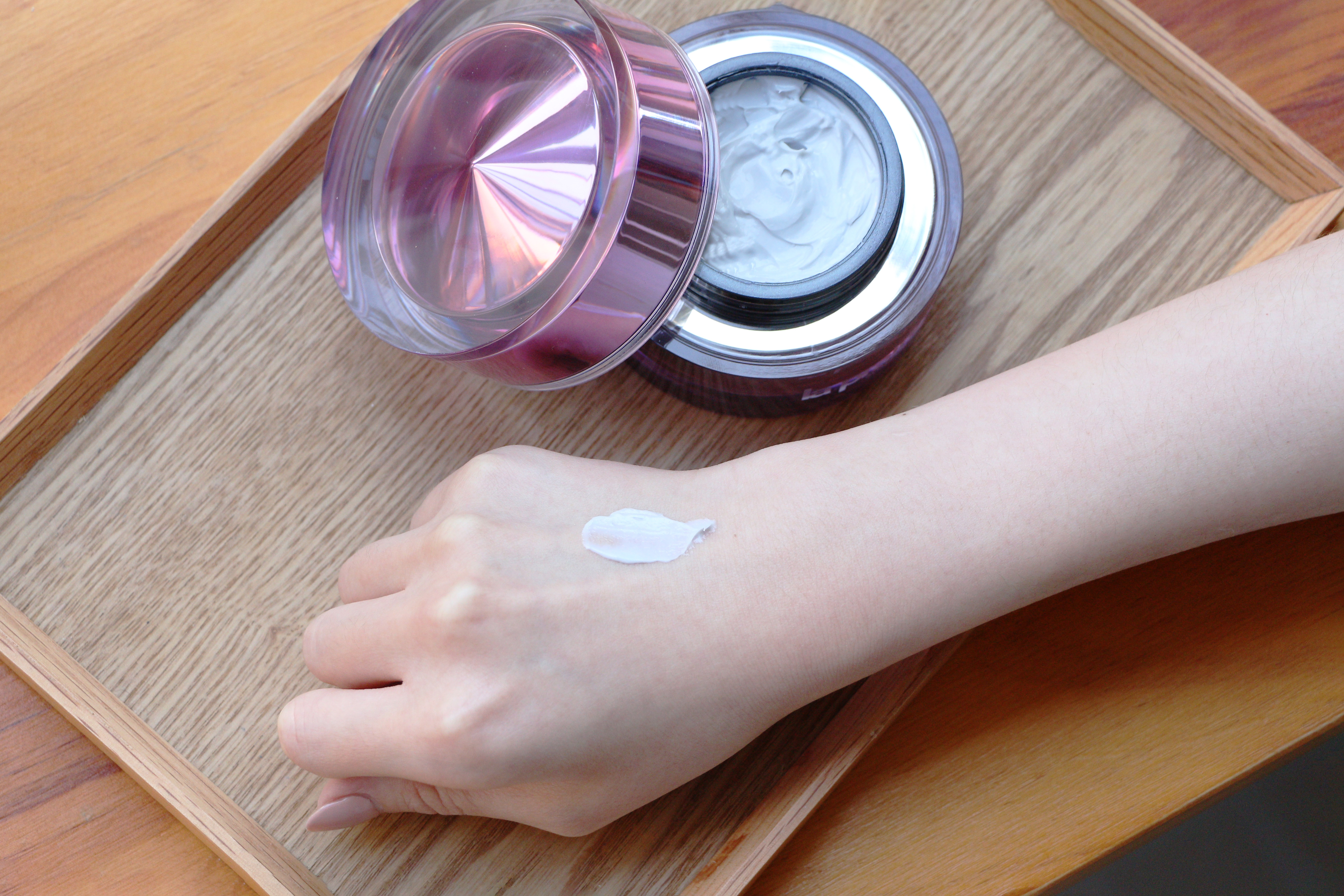 莱珀妮臻爱铂金尊宠乳霜是灰色吗,干皮挚爱阿玛尼