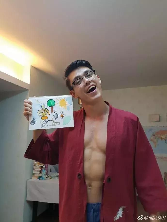 混血肌肉男模被“硬核阿姨”袭胸？她们做了我不敢做的事！