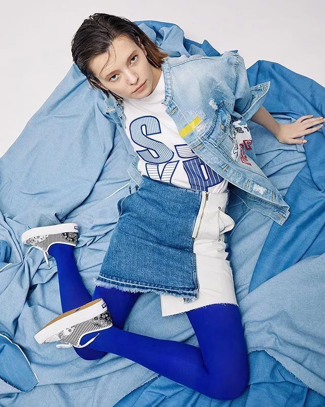 牛仔外套穿宽松好看还是修身好看,牛仔外套基本上搭什么裤子最好看