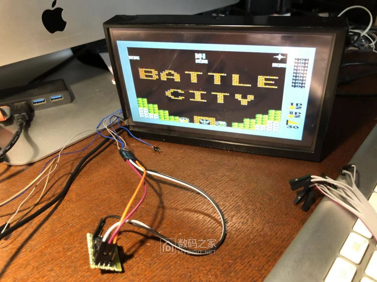 高能炫技爱折腾！奥迪Q5车机加装AV视频输入可玩游戏“坦克大战”