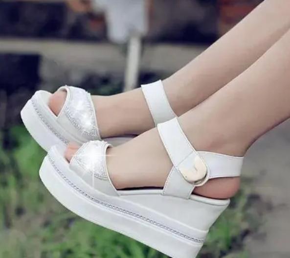 皮凉鞋沾水发臭后怎么解决,新凉鞋很滑怎么办