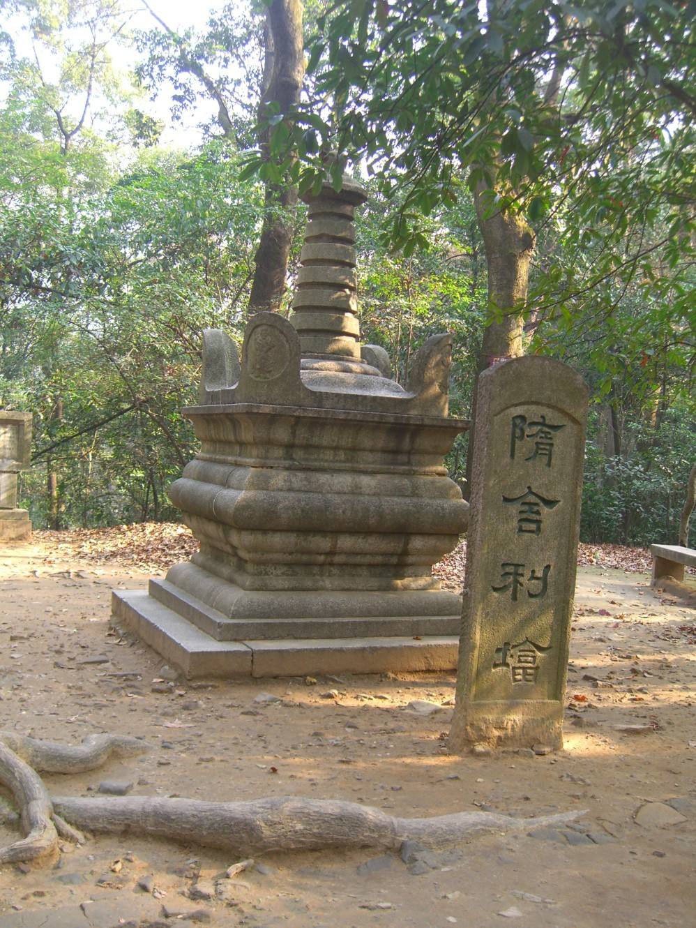 岳麓山景点特色,岳麓山和桃花岭哪个风景多一些