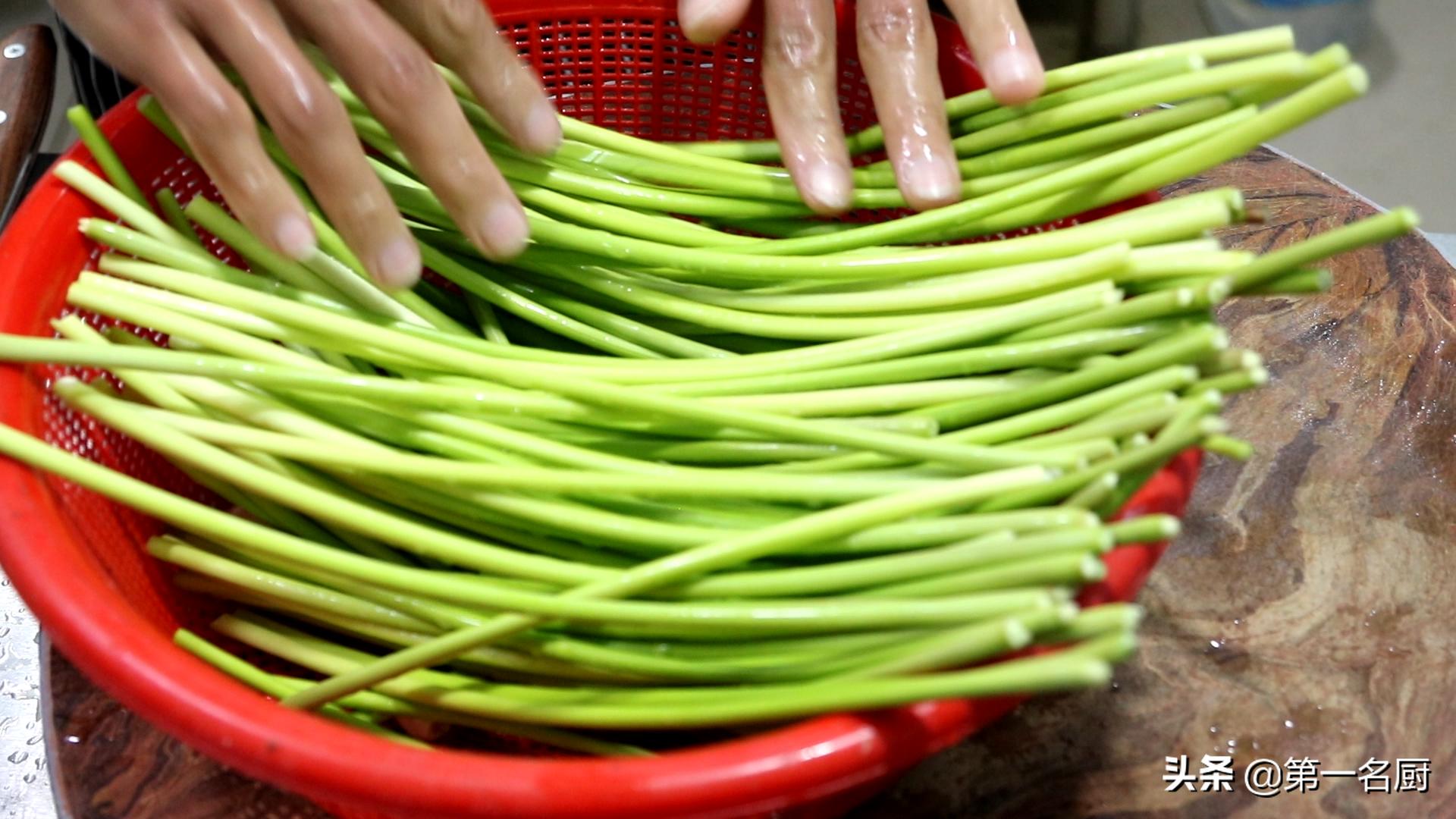 快速腌蒜苔怎么腌好吃又脆,大厨教你蒜苔的家常做法