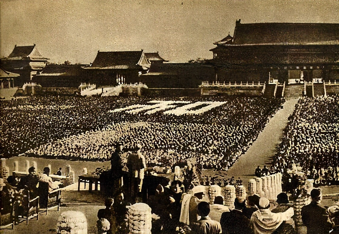 古今明捧着周恩来的骨灰,走过长安街,如今的他过得怎么样了?