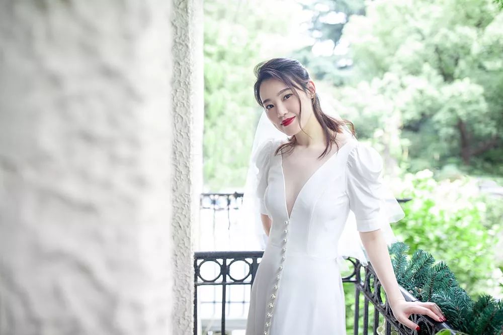 昆凌唐嫣谁漂亮,昆凌婚纱和baby婚纱