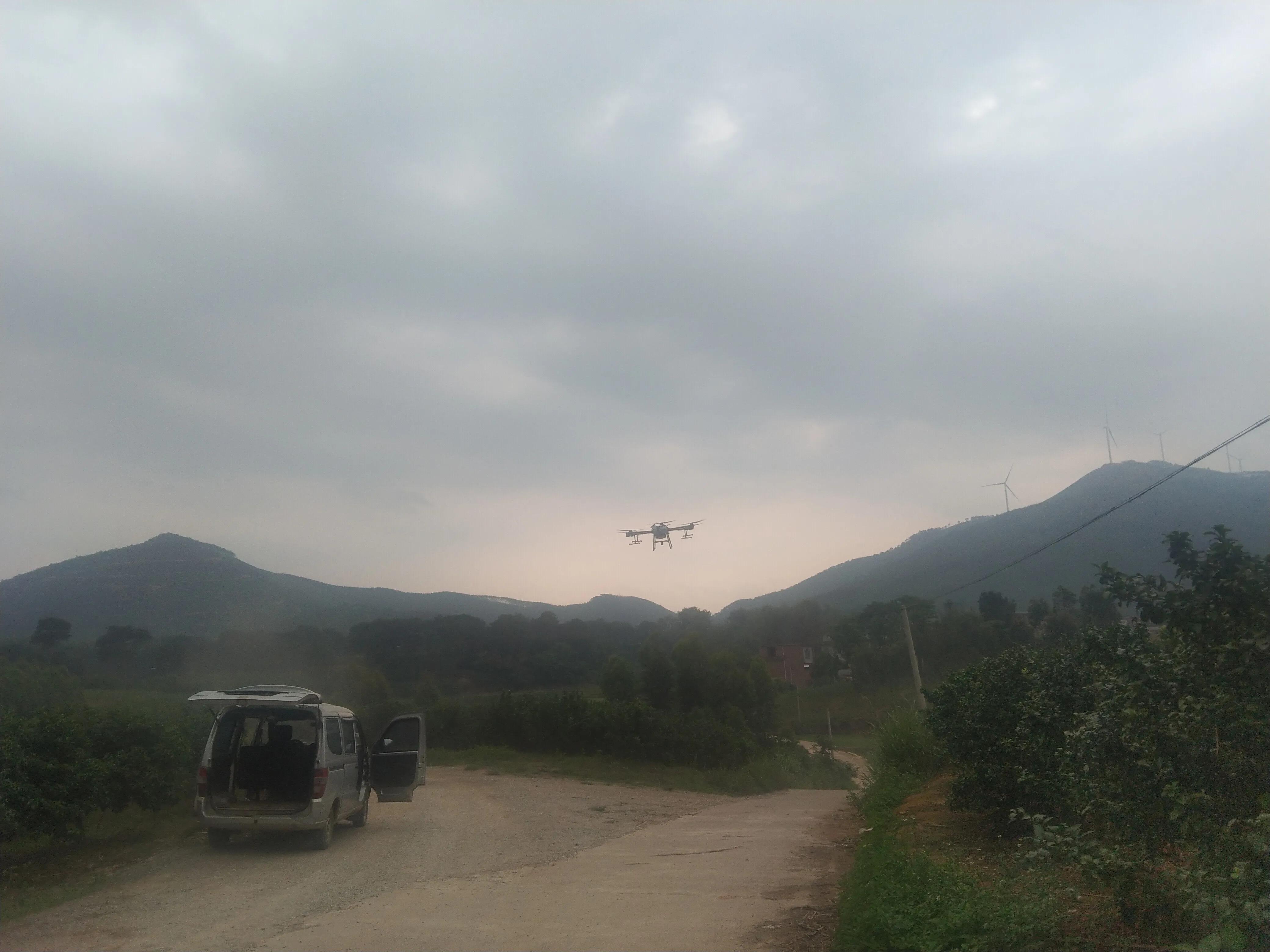 翱翔蓝天的无人机,翱翔蓝天下的大疆无人机