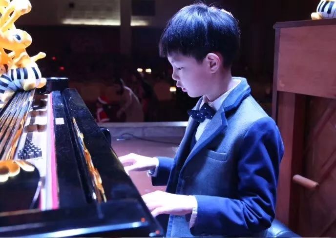 让孩子学钢琴还是吉他,让孩子学钢琴不考级